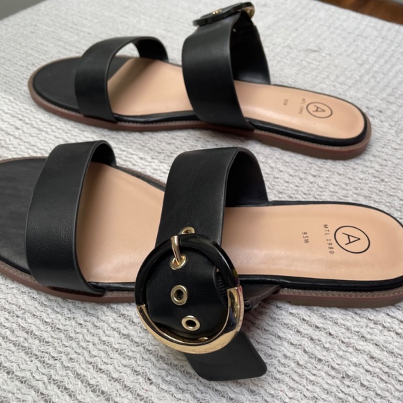 Brand New - ladies size 9.5 wide width black sandal with gold and black buckle - Picture 3 of 6